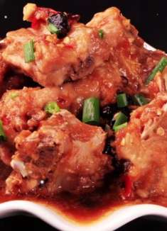 排骨这样烧酸辣鲜香，味道特别棒，米饭好伴侣