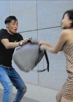 搞笑：女子说要抢劫男子，被男子嘲笑了，最后男子真的被抢了