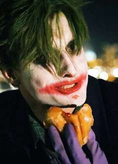 20 美元重新拍一部搞笑版「黑暗骑士」！