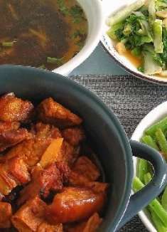 福建家庭的午餐，忙碌一小时，三菜一汤荤素搭配，孩子大人吃撑了