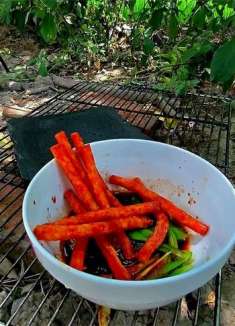 10块买了一包辣条一把凉皮，做了个凉拌菜，香辣美味吃的真过瘾