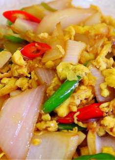 洋葱炒鸡蛋怎样做才好吃，大厨教你一招，色泽光亮，味道鲜美