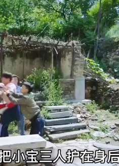 地痞为了得到爱情 却搬石头砸自己的脚