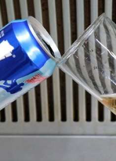 啤酒喝不完也别倒，放一瓶在厨房，解决家里的大烦恼，省钱又省事