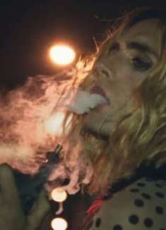 举报，「这支 MV里」有人不穿裤子