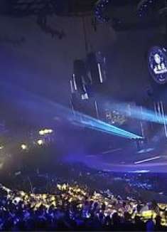 流浪歌手花5000元买下这首歌，一唱爆红狂赚几亿，10年后依旧经典