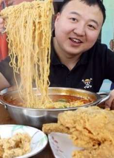 早餐简单煮个泡面，外卖点炸鸡，皮脆柔嫩，滋滋冒油，温馨惬意