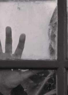 第三视角偷窥，黑白摇滚 MV「眼」