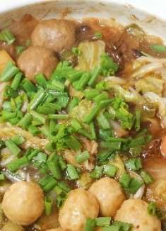 天冷了来一锅白菜炖粉条，再加点丸子，做法简单，好吃又美味