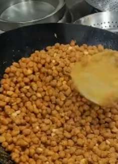 大家爱吃的怪味花生米，很多人都做不好，年薪12万大厨教你做