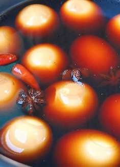 鸡蛋这种做法第一次吃，连蛋黄都入味，卤香、茶香浓郁，百吃不厌