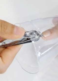 一个塑料瓶解决了大问题！剪指甲再也不怕指甲乱飞了，简单又实用