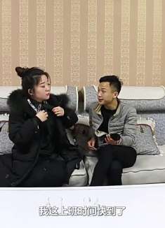 老婆回到家，看到丈夫和前女友抱在一起，不吭声转身就走