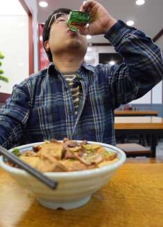 北京冬夜吃卤煮，68块一碗加2份肠，猪肺巨嫩，配二锅头解馋