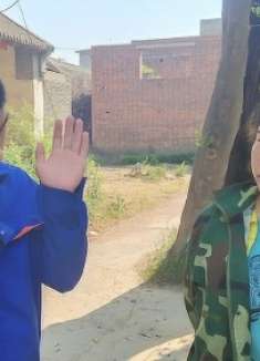 总裁假扮农民工去讨工钱，被包工头一脚踹翻，结局包工头自扇耳光