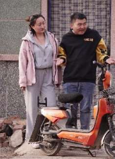 美女来借电动车，抠门二货不想借，竟把车胎气放在了，真逗