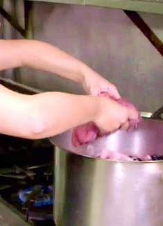 叠满7种厚肉的大锅焖饭很过瘾