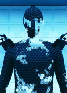 前男友是个控制狂，发明出隐身衣，每天藏在女友的家里！