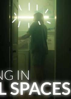 狭小阴暗里的亮，是电影人打进的光