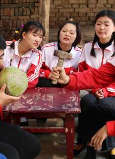 短剧：妈妈买了一个椰子，胖虎急的直接用牙齿开椰子壳！有点费牙