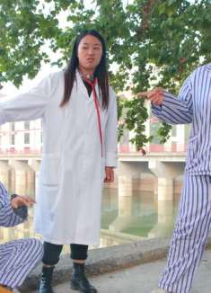 爆笑:疯人院病人睡觉梦见自己变成钢琴,院长叫醒的方式太奇特