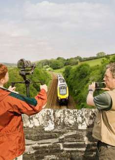 英式地狱幽默，旅途中的暗暗较劲