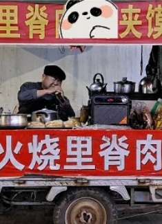 山东聊城大叔为了音乐梦想，无奈摆摊卖肉夹馍维持生计，祝福大叔