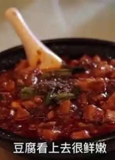 老外带老婆来中国旅游，本以为豆腐很难吃，一碗麻婆豆腐惊掉大牙