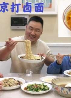 老北京传统打卤面，一份面两份卤吃着真香，再来盘凉菜下酒，过瘾