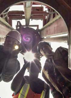 工程队挖到个大坑，惊动地下古尸，引发了可怕丧尸潮