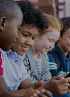 父母和孩子互看手机，竟然发现了这样的秘密