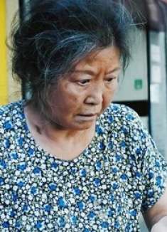 老太太总拿自己可怜说事，到处占便宜，不想可怜之人必有可恨之处