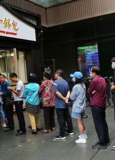 西安秦腔文化街区的本地老字号美食火了，市民排长队买五一大包