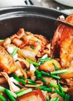 海南特色美食咸鱼煲五花肉，鲜香又入味，汤汁拌饭味道绝了