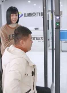 小伙上班打卡打不上，被老板误会直接扣了工资，真是百口莫辩啊