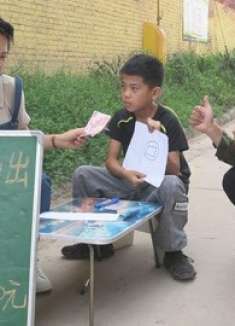 骗子摆摊一笔画成圆形和方形奖2000，不料来了个小学生骗子赔惨了