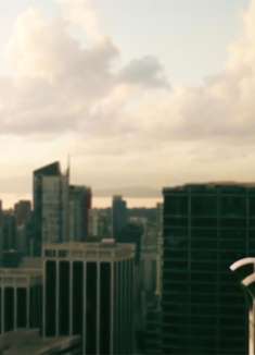 男人跳楼掉落一半时，竟遇到组队跳楼的女人