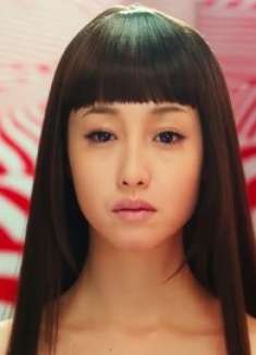 女孩为成为明星,全身只剩三个地方没整容,不料额头竟出现黑斑