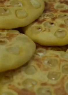 玉米粒烙成可爱的小饼，口感香甜又美味，挑食的孩子都爱吃