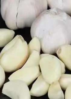 大蒜皮别再用手剥了，1个瓶盖就解决，快速去皮不费劲，太实用了