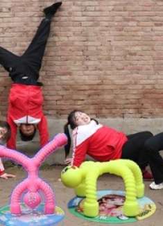 小伙伴们模仿百变磁铁人动作，没想胖丫的动作竟然是下腰，真搞笑