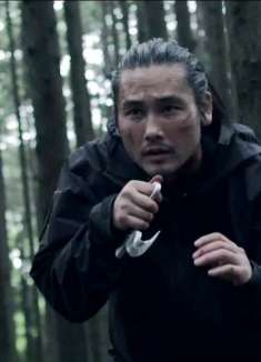 男人自创肩周炎拳法，一人单挑200名雇佣兵，比战狼猛多了