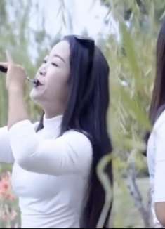 两个美女，唢呐吹奏一曲《军中绿花》经典歌曲，吹得精彩！