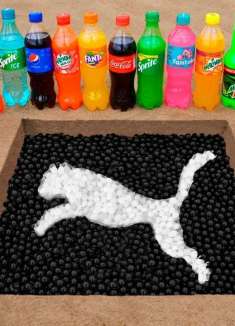 用可口可乐和曼妥思，摆出彪马的标志