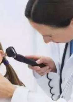 耳朵进水出不来怎么办？教你这2招20秒就能解决，安全还有效