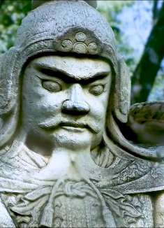 女孩对着古代神像拍照下一秒诡异的一幕发生了