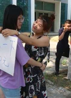 拥抱一下奖励500元,没想小伙拥抱后反赔了整整6000元,啥情况?