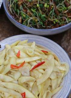 气候热了，来个酸辣爽口的炝笋瓜开开胃，爸妈都说好吃！