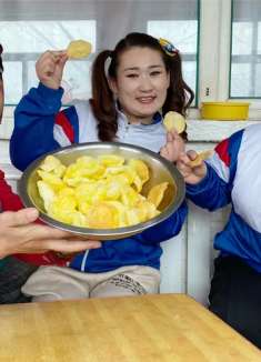 笑喷了：短剧油炸大虾片小芳和妹妹第一次吃大虾片，做法真逗还好吃