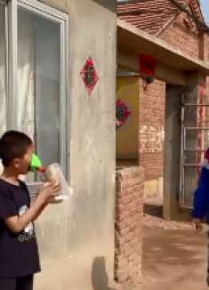 短剧：姐俩没钱买布娃娃，只好用黄泥捏娃娃，儿时的记忆还有吗？